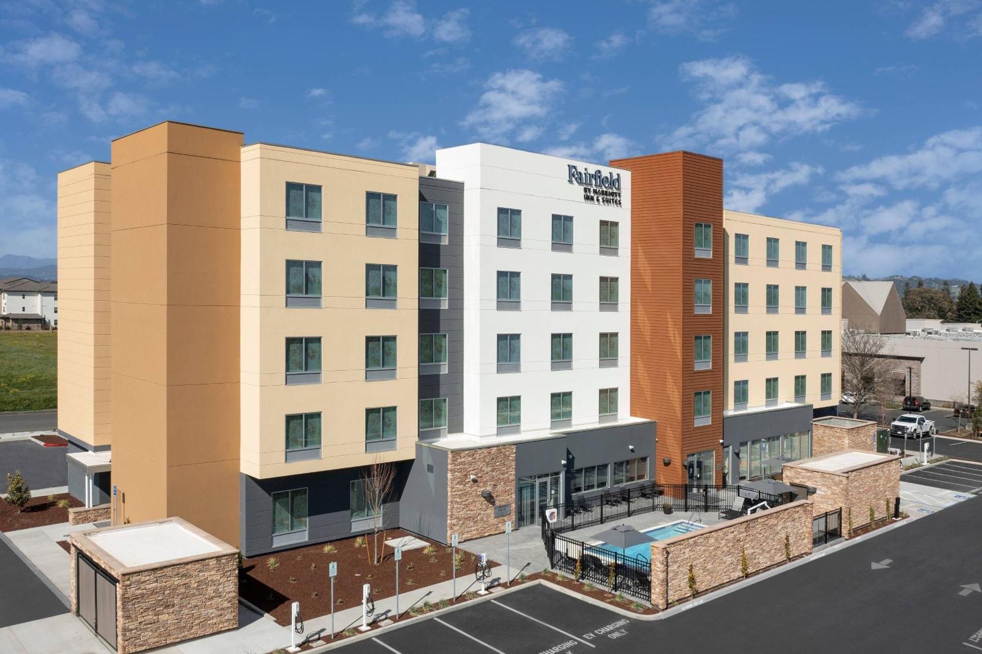 Fairfield Inn & Suites By Marriott Santa Rosa Rohnert Park Exterior photo