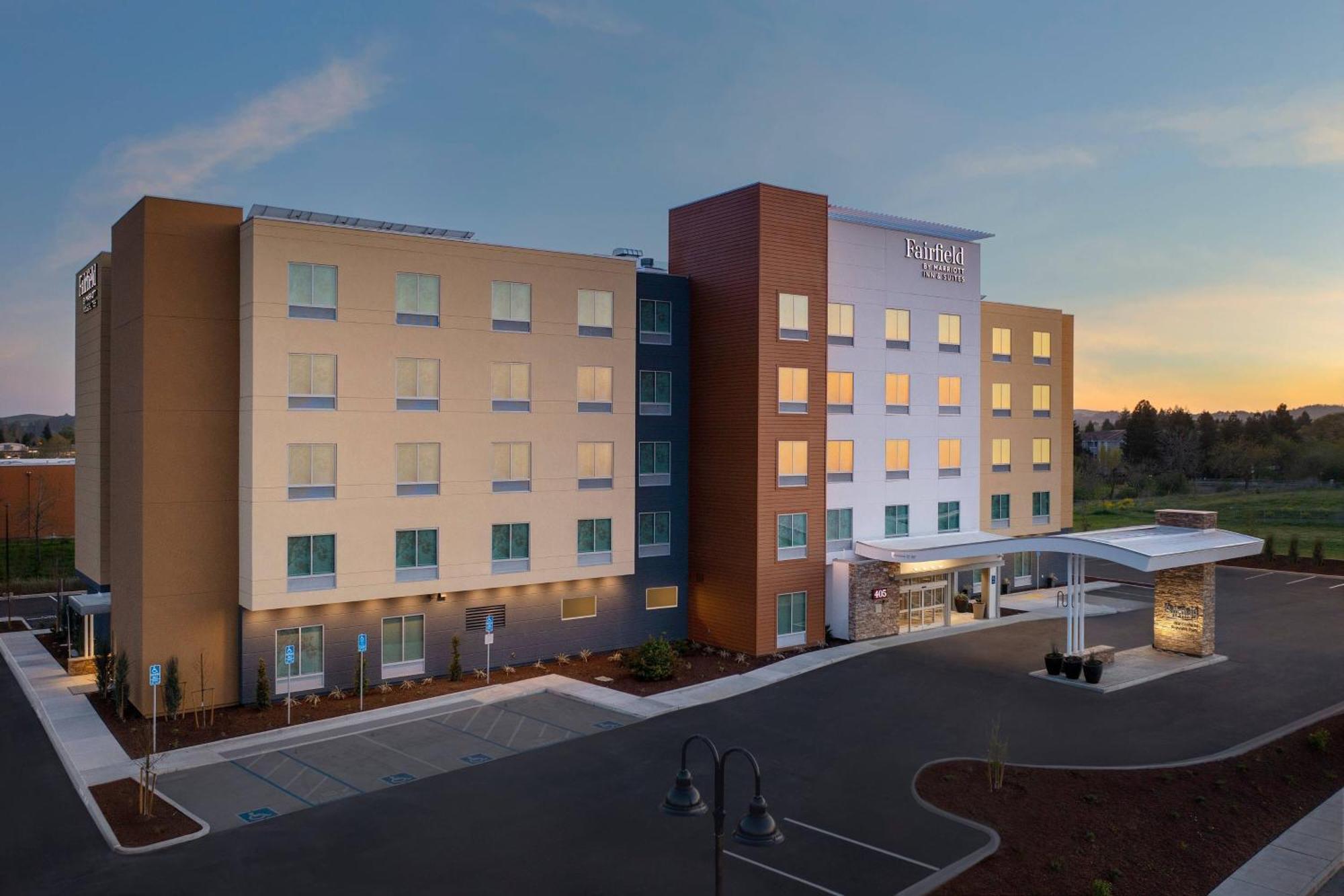 Fairfield Inn & Suites By Marriott Santa Rosa Rohnert Park Exterior photo